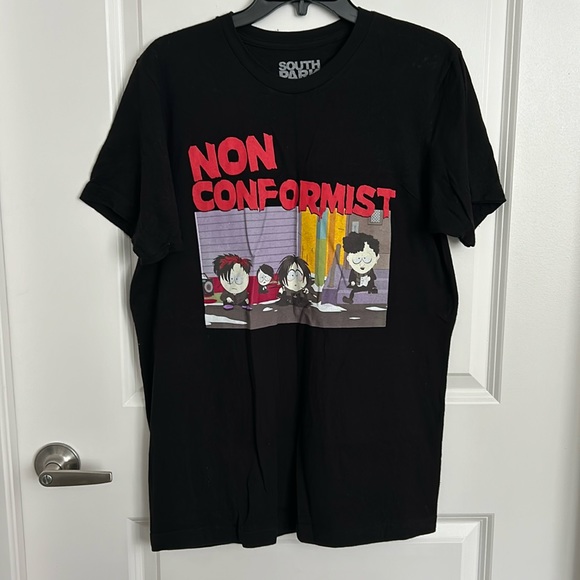 Hot Topic Other - 2/$15 EUC graphic tee size Medium